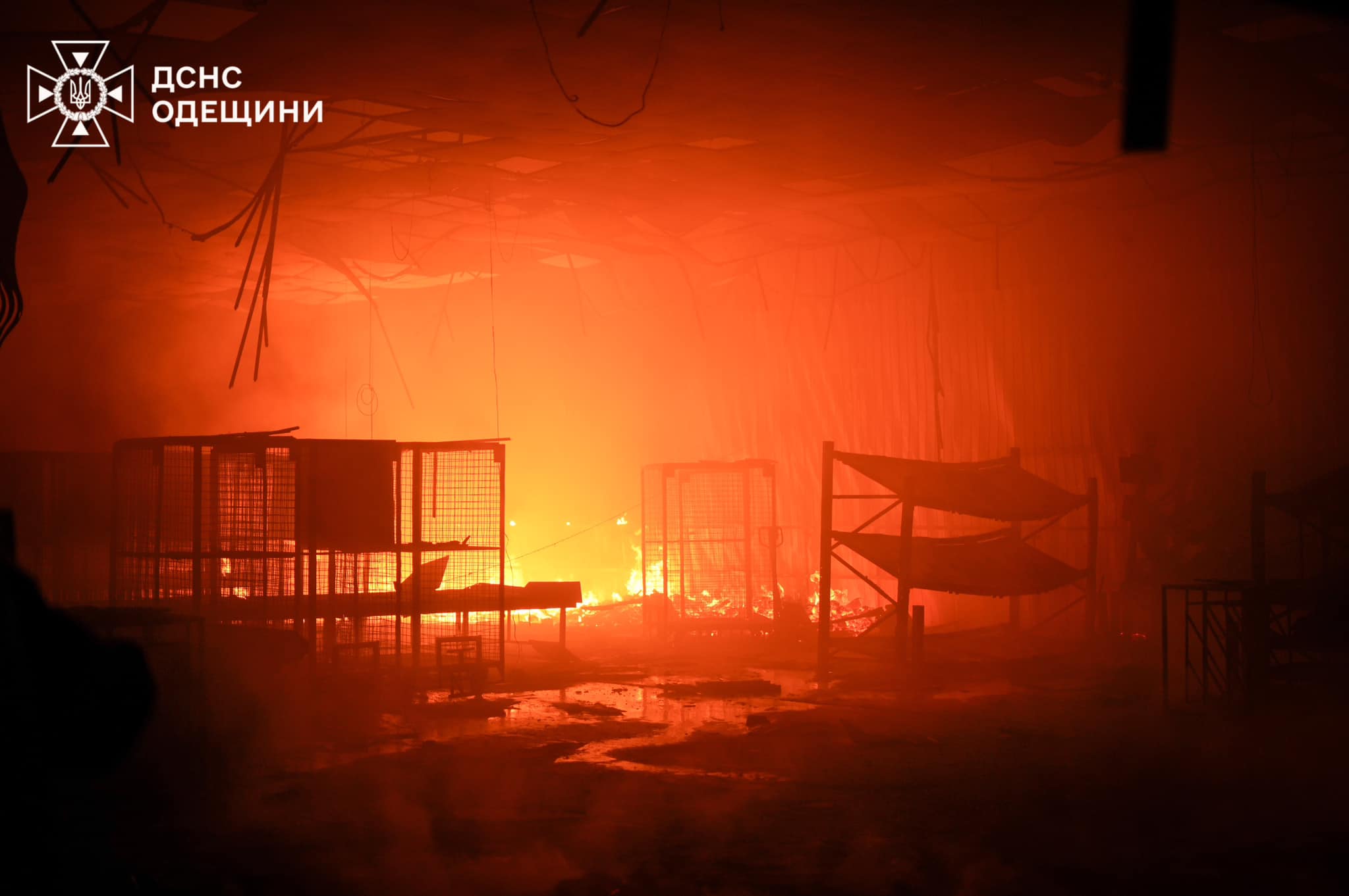 В Одесі фіксують наслідки нічної ракетної атаки: 14 постраждалих і згорілий сортувальний склад «Нової пошти» (фото)