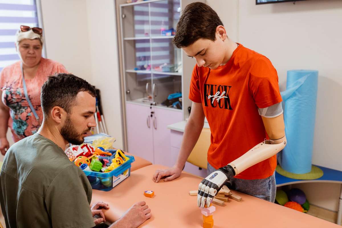 14-річний Артур із Херсонщини вчиться жити з біонічним протезом руки