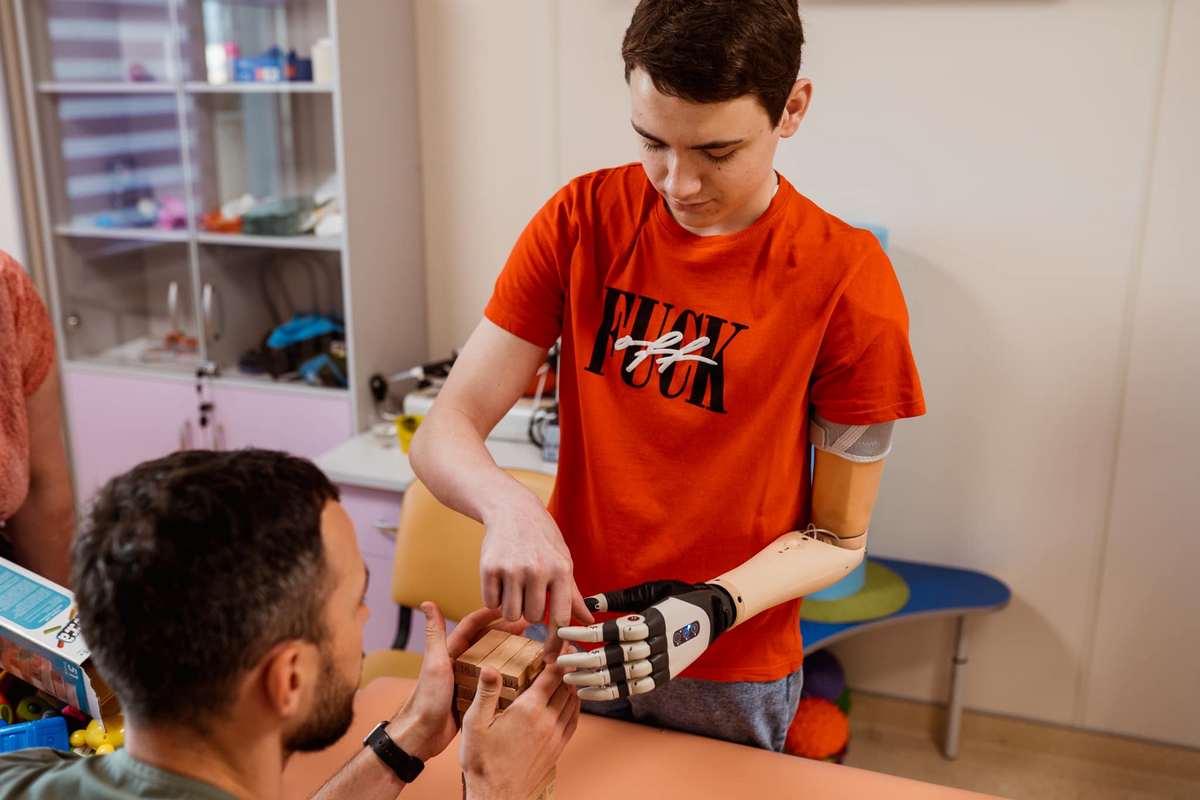 14-річний Артур із Херсонщини вчиться жити з біонічним протезом руки