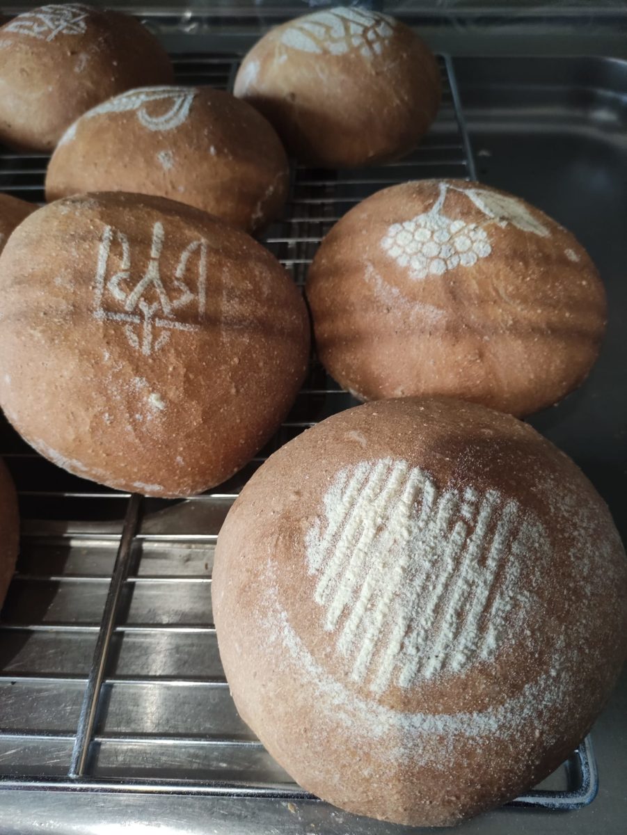Популярний в Херсоні волонтерський хліб поки не випікатимуть – обстрілами пошкоджено пекарню