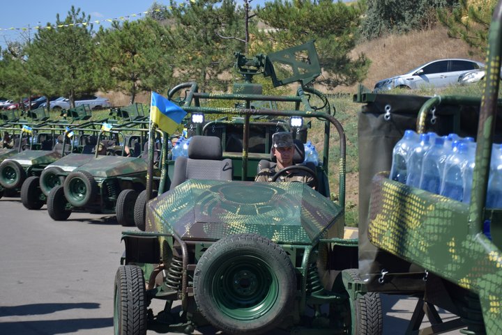 В Одесі вінницькі волонтери передали військовим нову партію багі, зроблених зі старих автівок