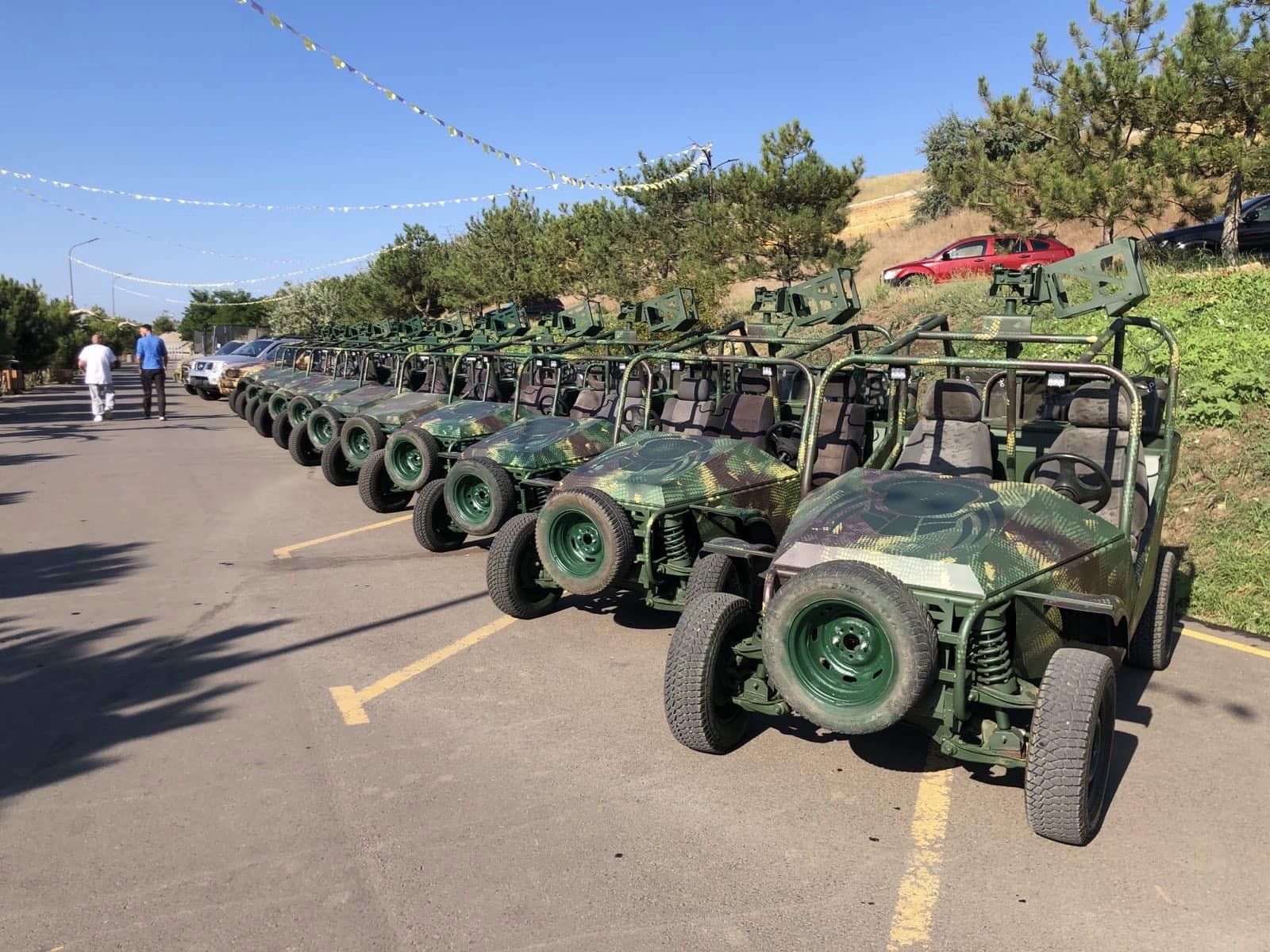 В Одесі вінницькі волонтери передали військовим нову партію багі, зроблених зі старих автівок