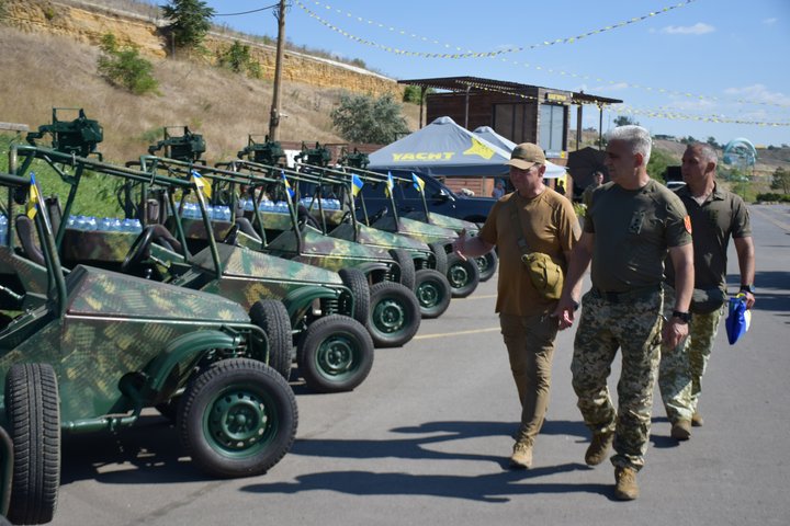 В Одесі вінницькі волонтери передали військовим нову партію багі, зроблених зі старих автівок