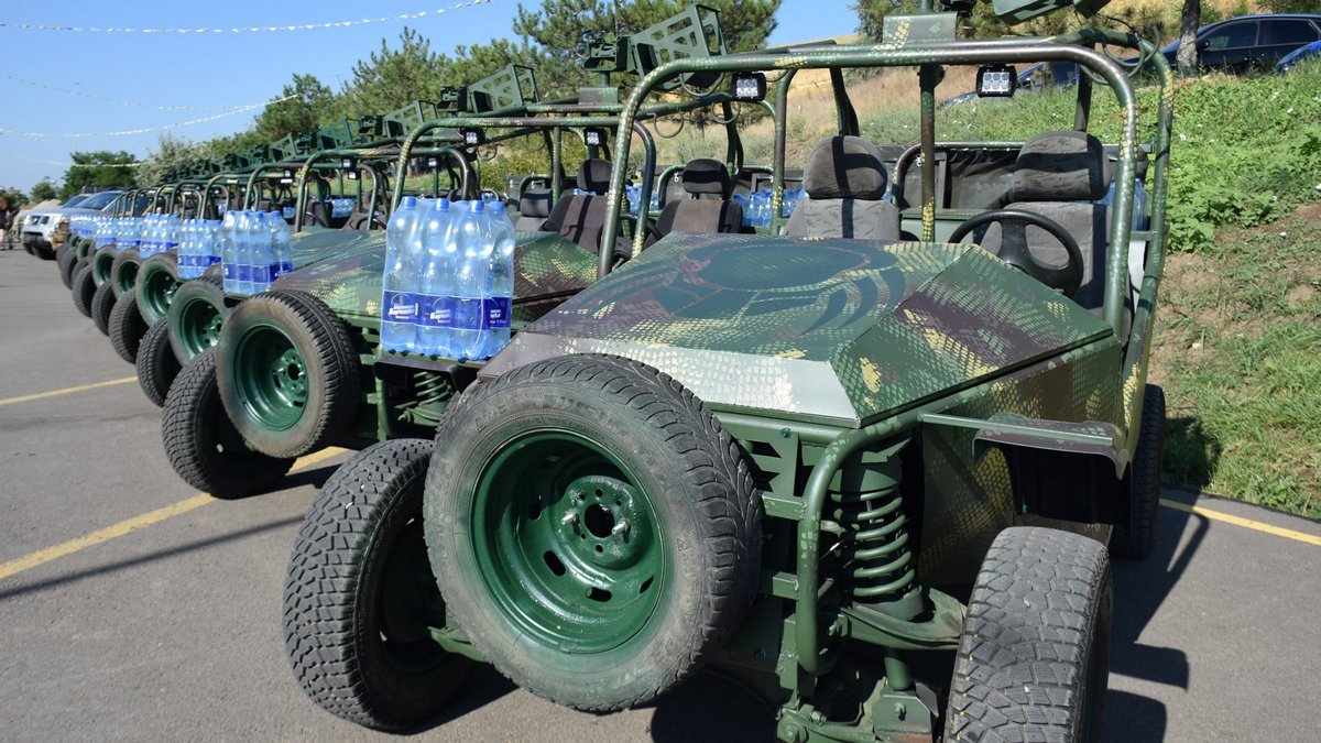 В Одесі вінницькі волонтери передали військовим нову партію багі, зроблених зі старих автівок