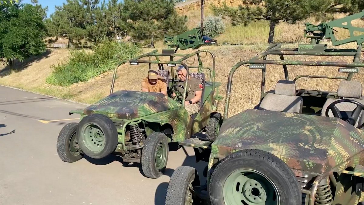 В Одесі вінницькі волонтери передали військовим нову партію багі, зроблених зі старих автівок