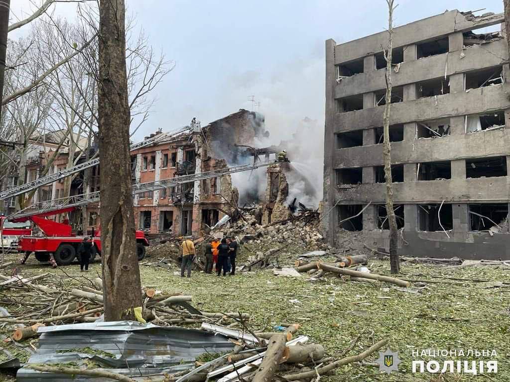 Не згодні з рішенням влади: у Миколаєві мешканці зруйнованого будинку самі замовили технічне обстеження будівлі