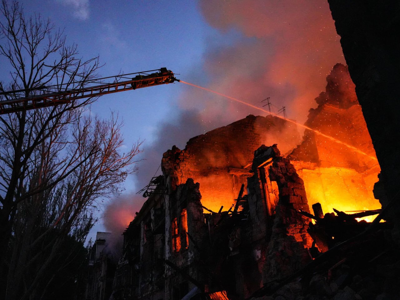 Не згодні з рішенням влади: у Миколаєві мешканці зруйнованого будинку самі замовили технічне обстеження будівлі