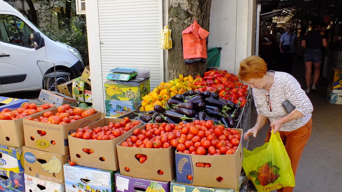 Овочеві розкладки в Херсоні: стихійна торгівля чи спосіб виживання? (фото, відео)