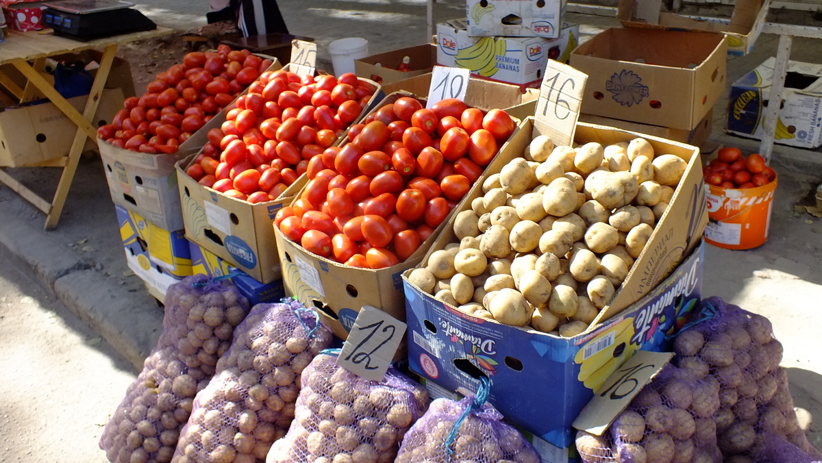 Овочеві розкладки в Херсоні: стихійна торгівля чи спосіб виживання? (фото, відео)