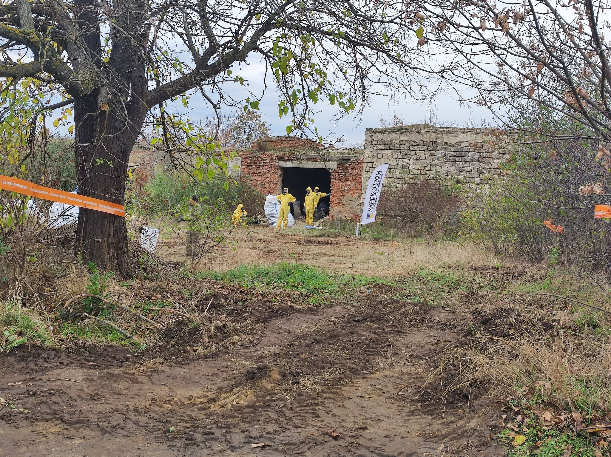 На Одещині ліквідували могильник з небезпечним хімічним сміттям (фото)