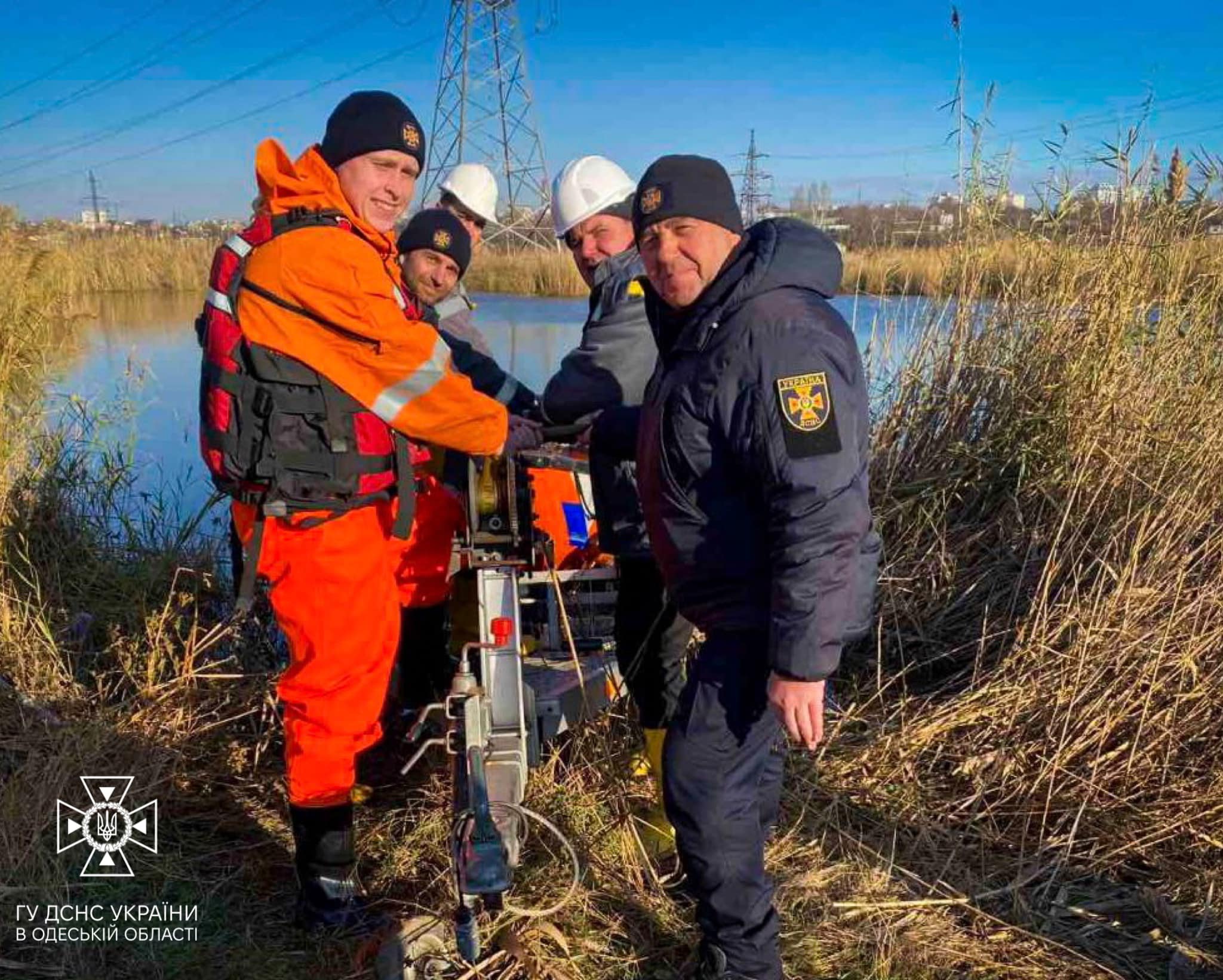 Рятувальники Одещини дістали з дна лимана пошкоджений буревієм електрокабель