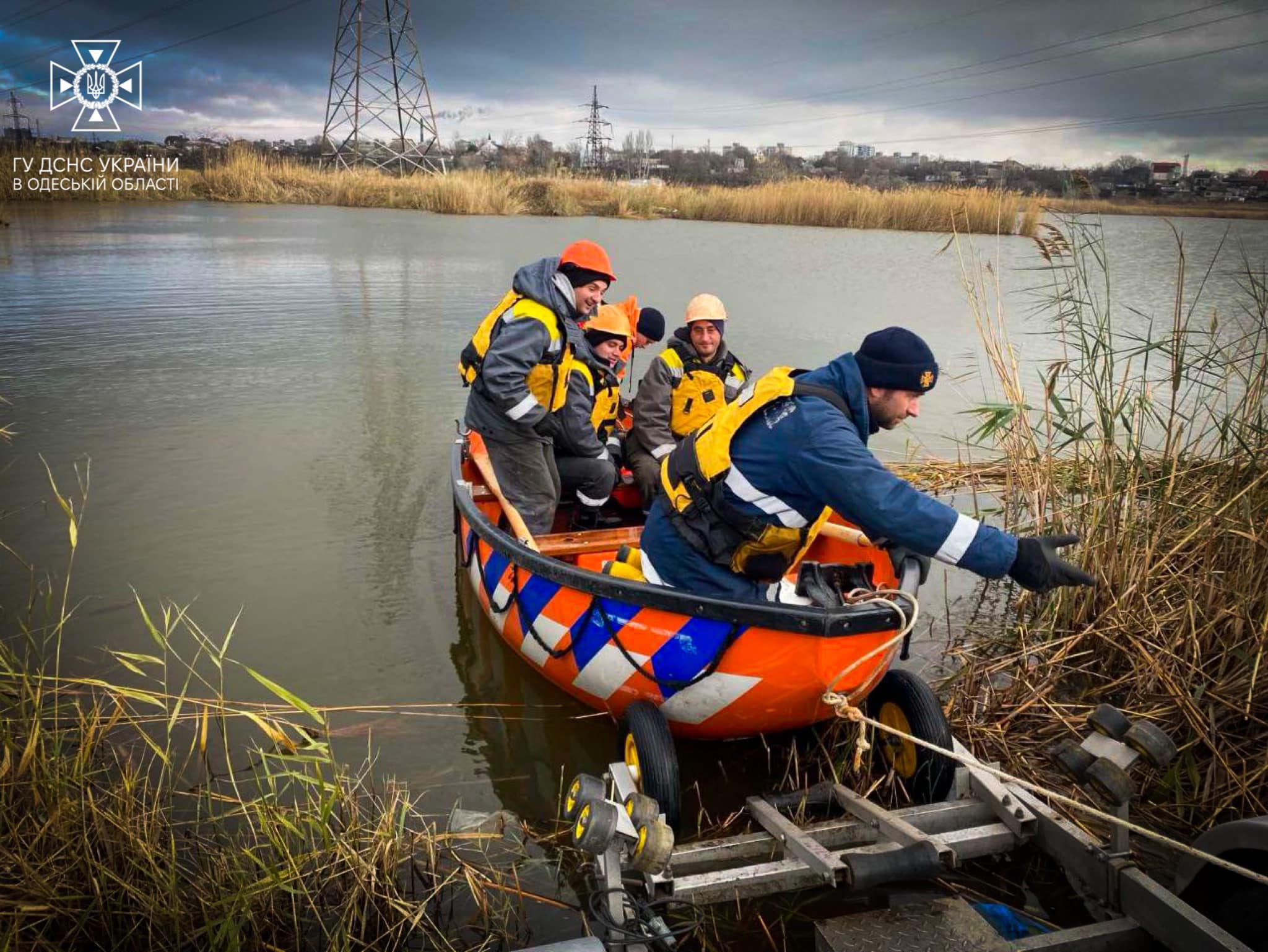Рятувальники Одещини дістали з дна лимана пошкоджений буревієм електрокабель