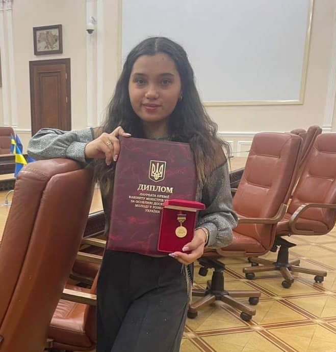 Займається творчістю та волонтерством – 16-річна жителька Миколаївщини отримала урядову премію