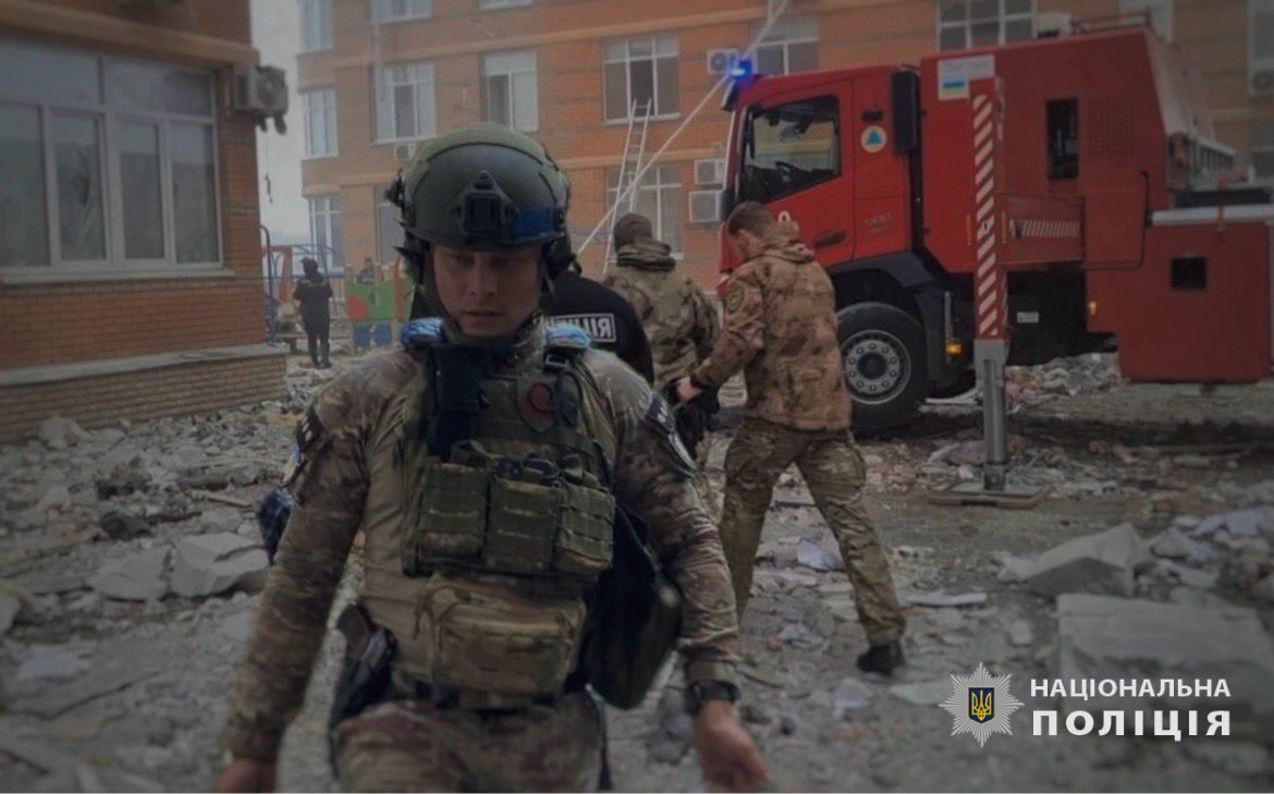 Героїчно рятував одеситів після ракетного обстрілу: поліцейського родом із Каховки відзначив Президент (фото)