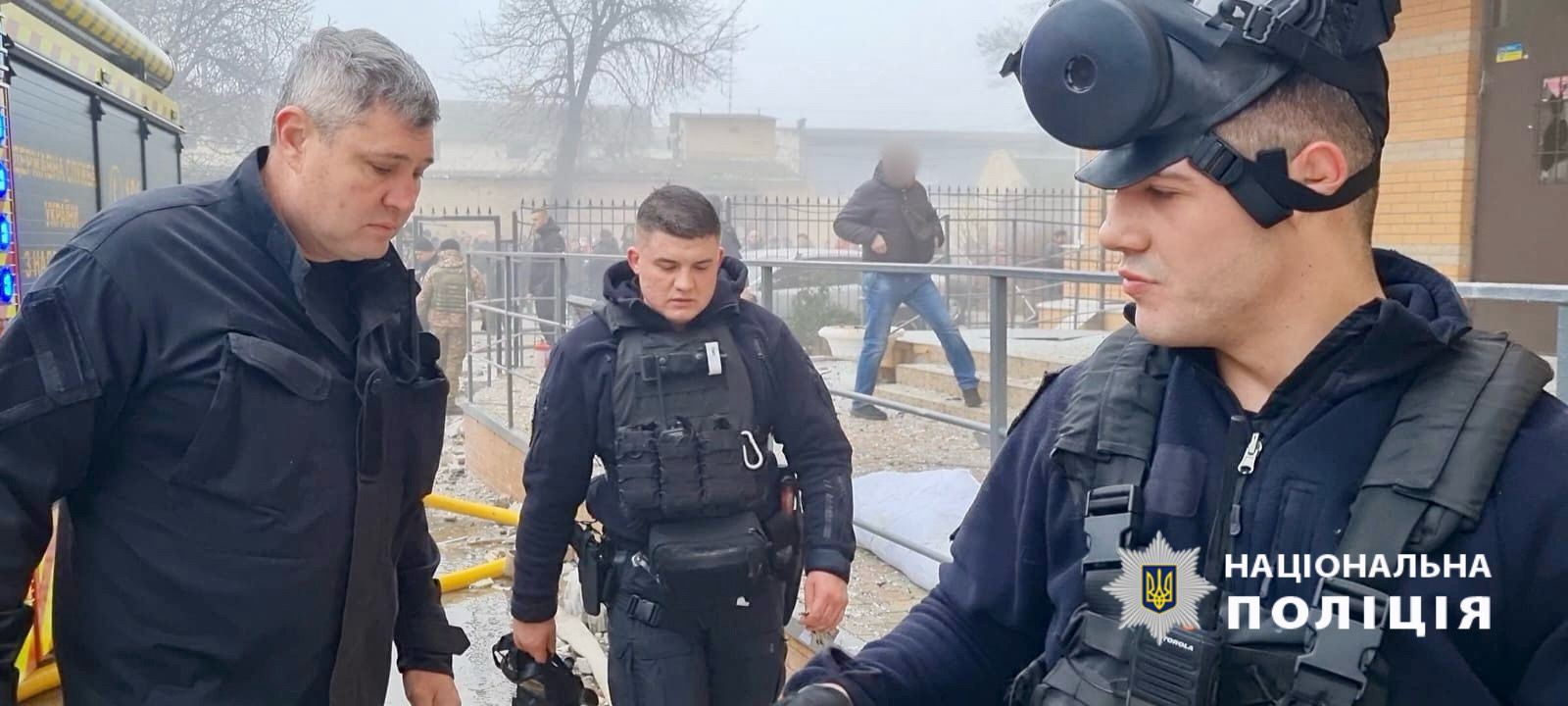 Героїчно рятував одеситів після ракетного обстрілу: поліцейського родом із Каховки відзначив Президент (фото)