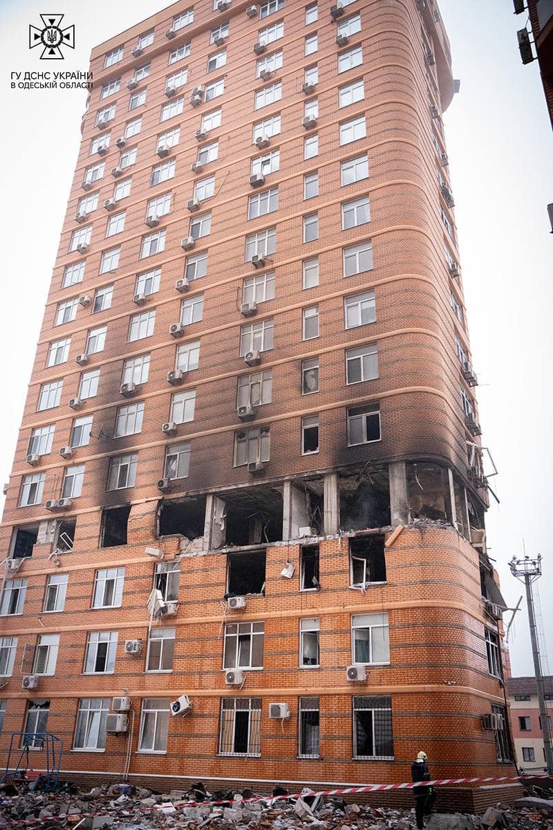 Якщо зволікати – може обвалитися: після ракетного удару багатоповерхівка в Одесі потребує негайного ремонту