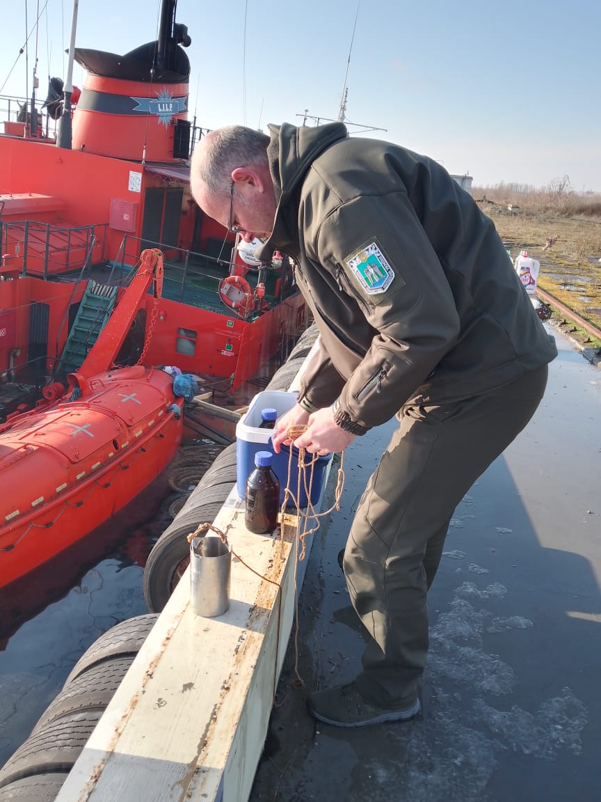 У Миколаєві затонуло судно – стався витік нафтопродуктів