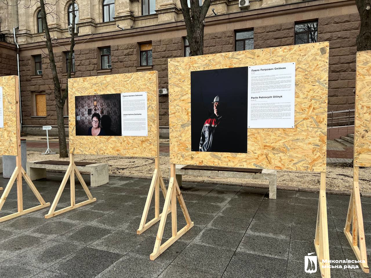 «Ось чому я залишаюсь»: у Миколаєві демонструють історії незламних містян (фото)