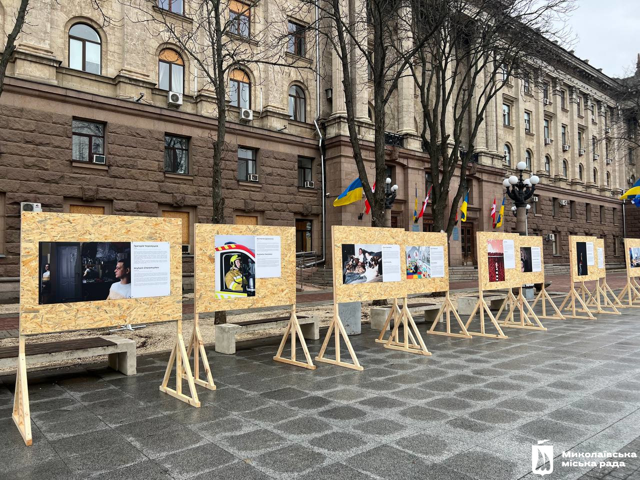 «Ось чому я залишаюсь»: у Миколаєві демонструють історії незламних містян (фото)