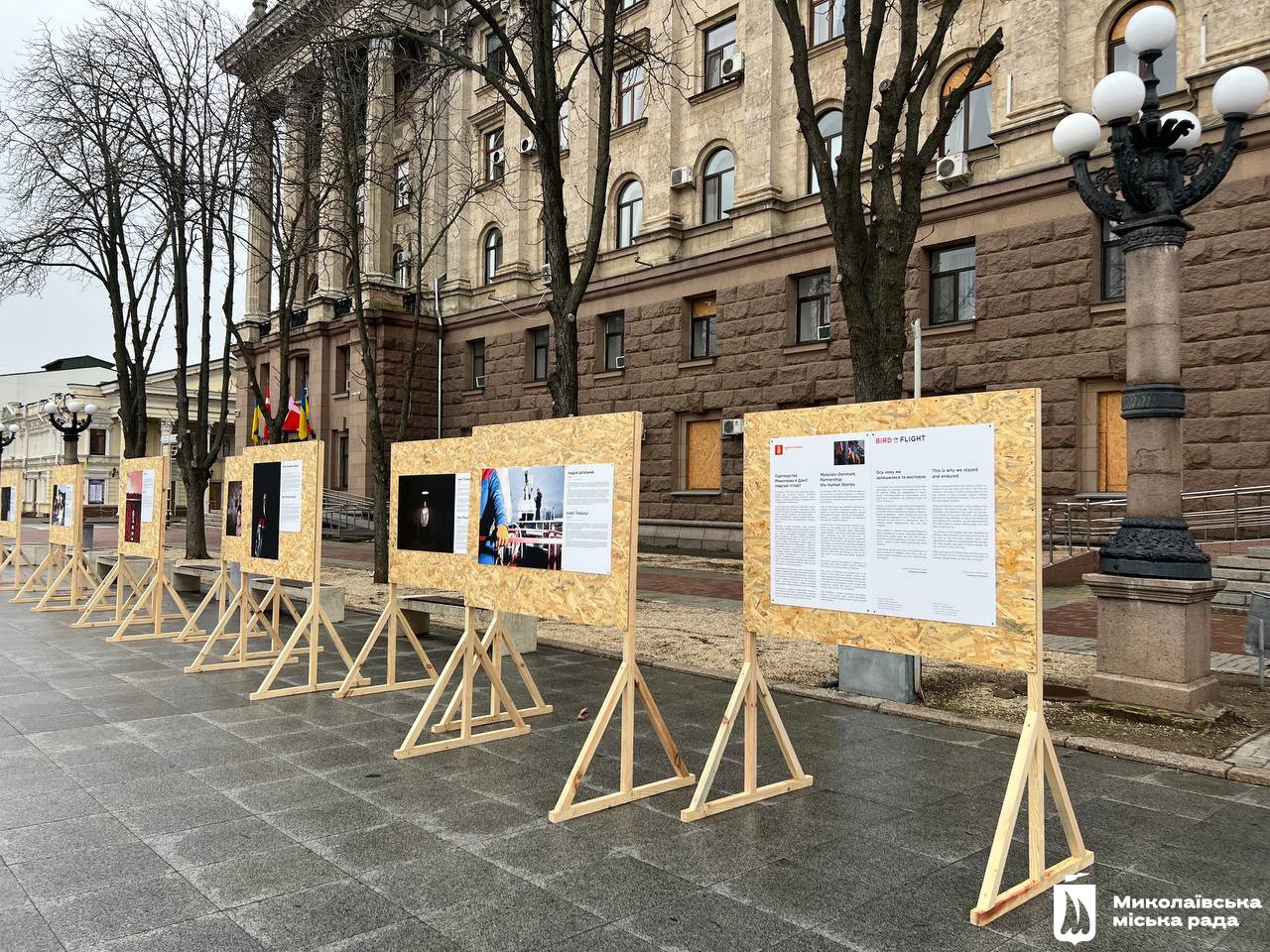 «Ось чому я залишаюсь»: у Миколаєві демонструють історії незламних містян (фото)