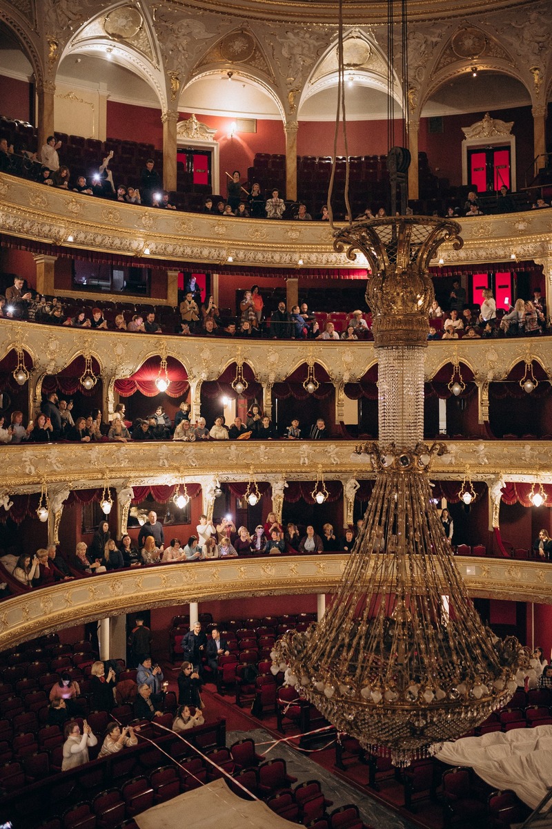 Причепурили гігантську красу: в Одеському оперному театрі відбулася щорічна «Люстрова церемонія» (фото)