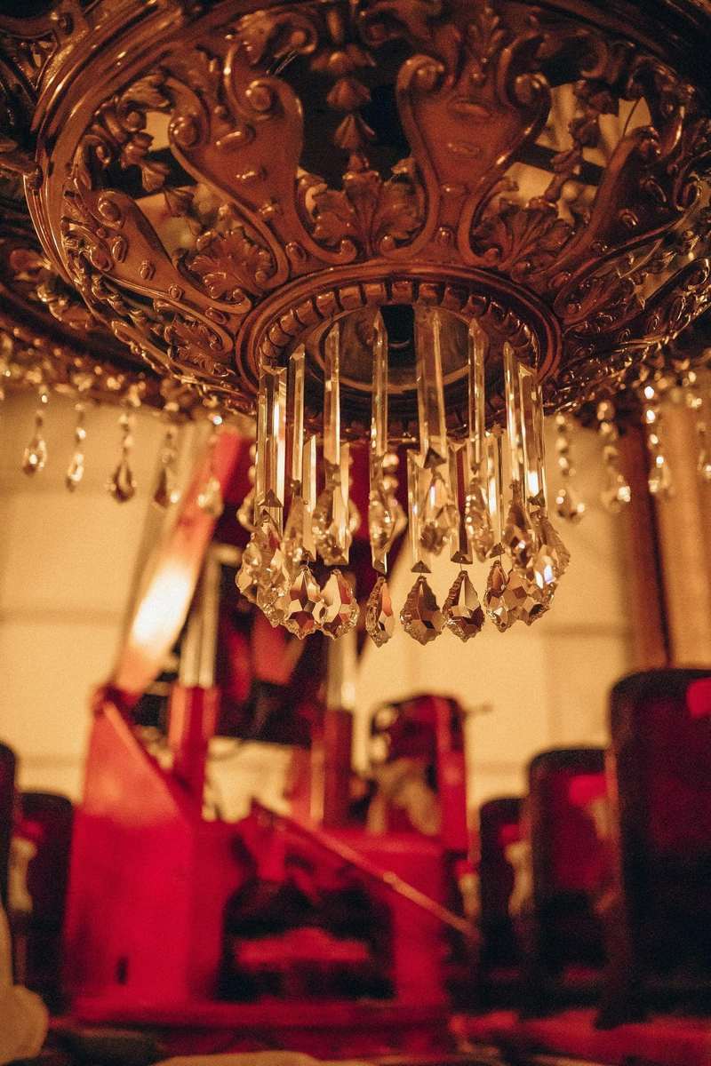Причепурили гігантську красу: в Одеському оперному театрі відбулася щорічна «Люстрова церемонія» (фото)