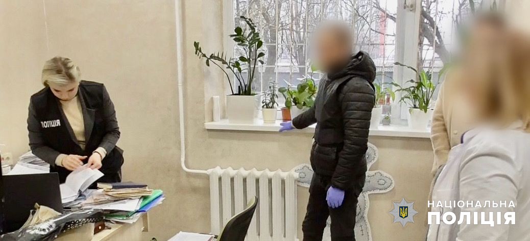 1800 доларів за підтвердження інвалідності: в Одесі на хабарі викрили лікарку
