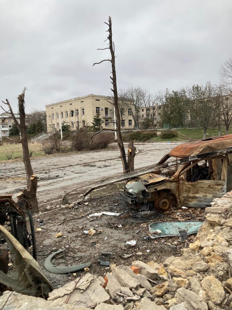 Понад тисяча людей, які залишилися в Бериславі, щодня грають у «російську рулетку»: фото зі зруйнованого міста