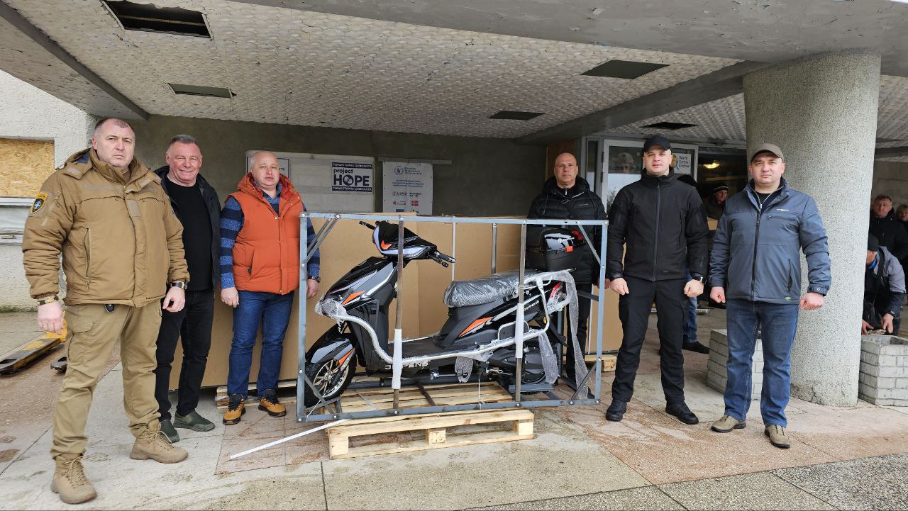 Працівникам соцсфери Херсонщини подарували електротранспорт: соцпрацівникам – скутери, а ЦНАПам – велосипеди 