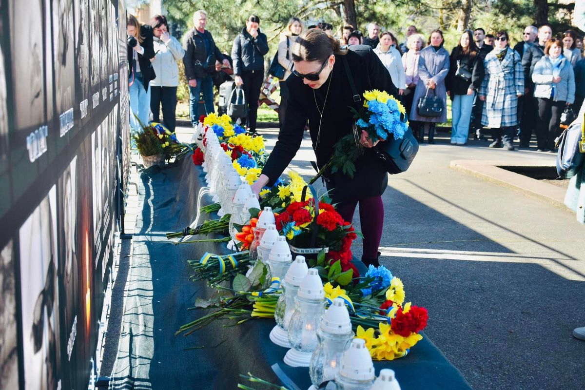 Роковини трагедії: миколаївці несуть квіти до будівлі ОВА в пам