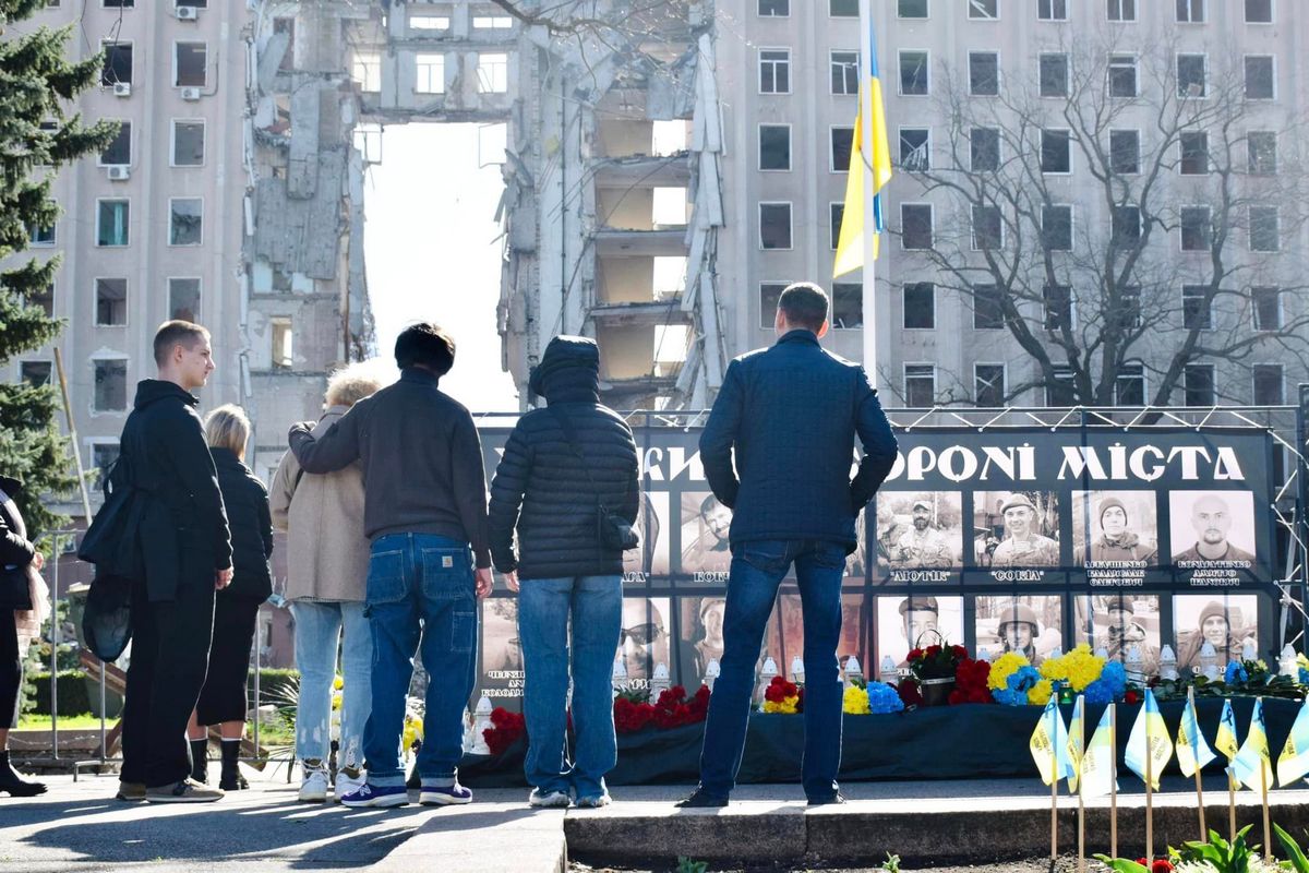 Роковини трагедії: миколаївці несуть квіти до будівлі ОВА в пам