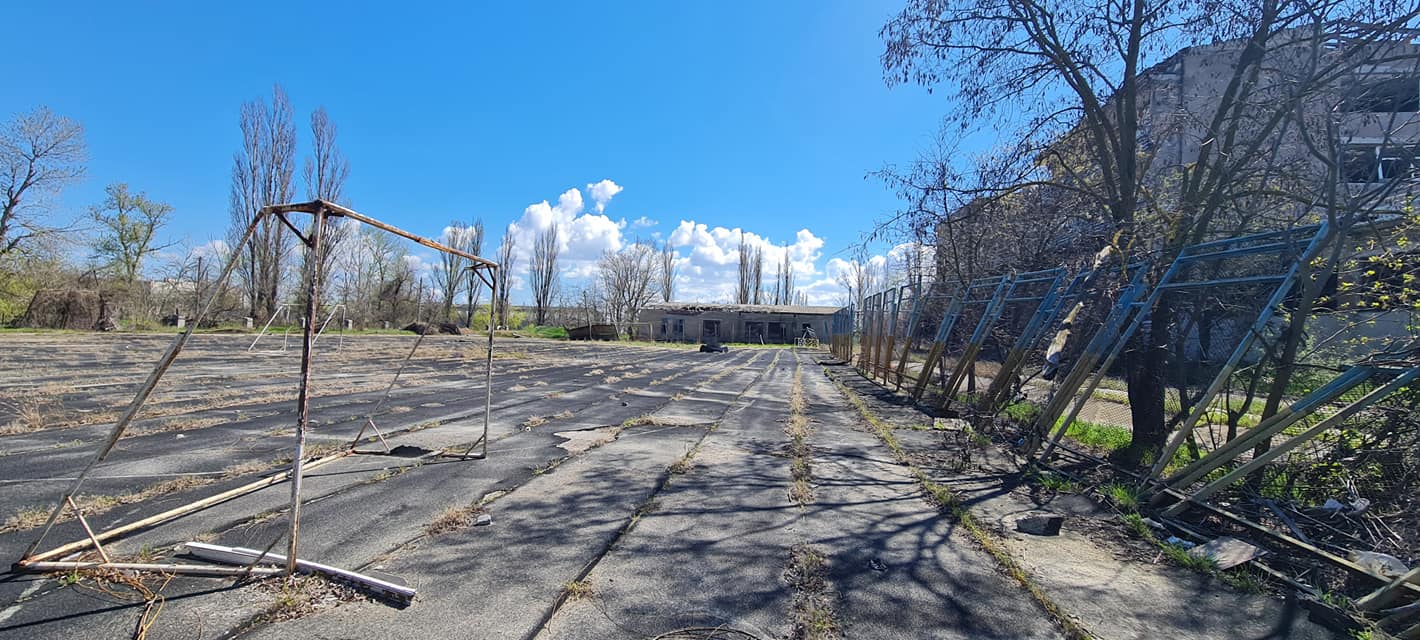 Херсонський Гідропарк: знищений мостоперехід та розбита спортивна школа – фотоогляд