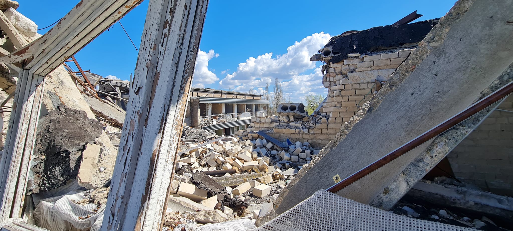 Херсонський Гідропарк: знищений мостоперехід та розбита спортивна школа – фотоогляд