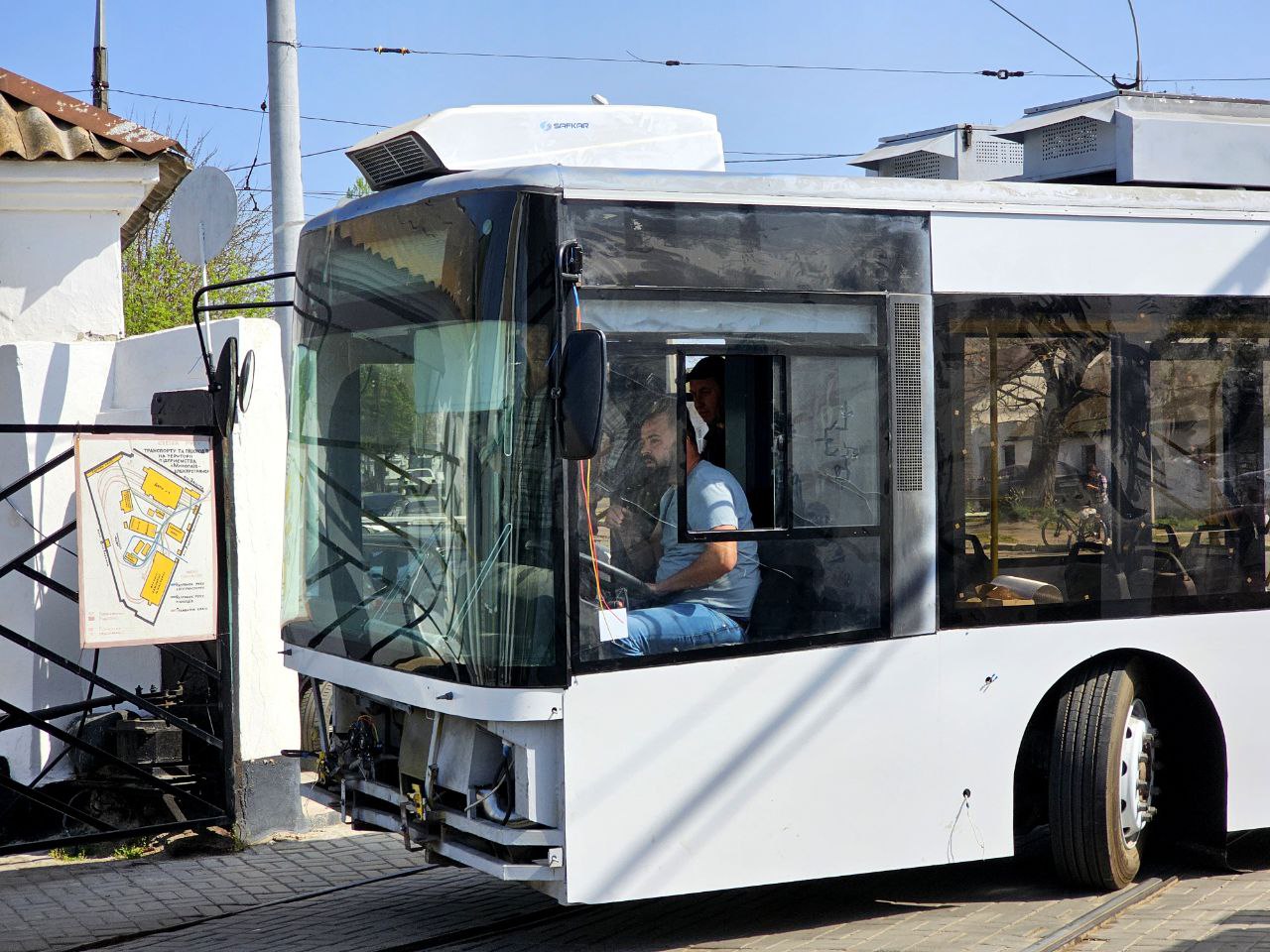 У Миколаєві власними силами створили унікальний для міста тролейбус