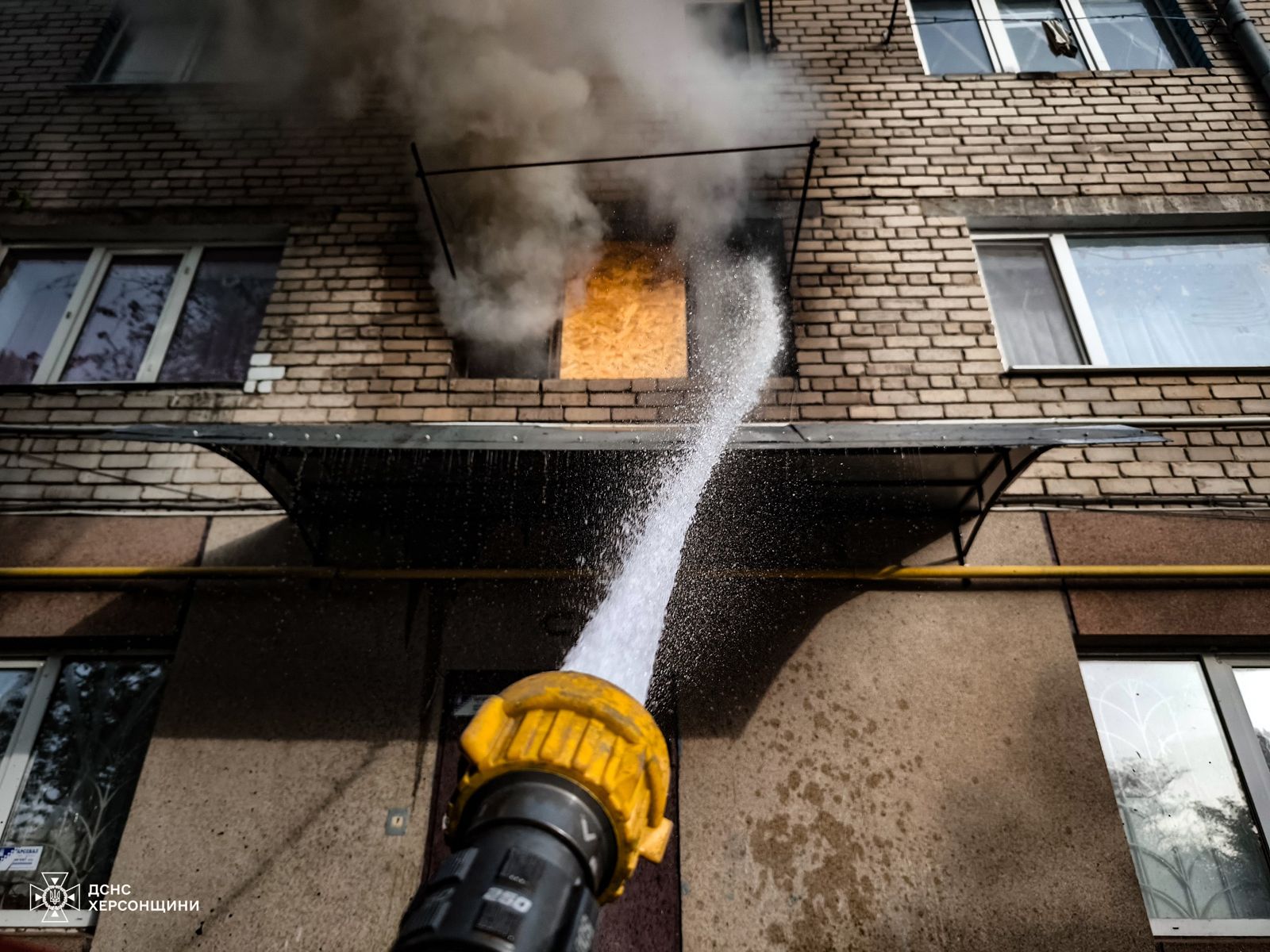 У Херсоні виникло загоряння в багатоповерхівці – пожежники врятували двох людей (фото)
