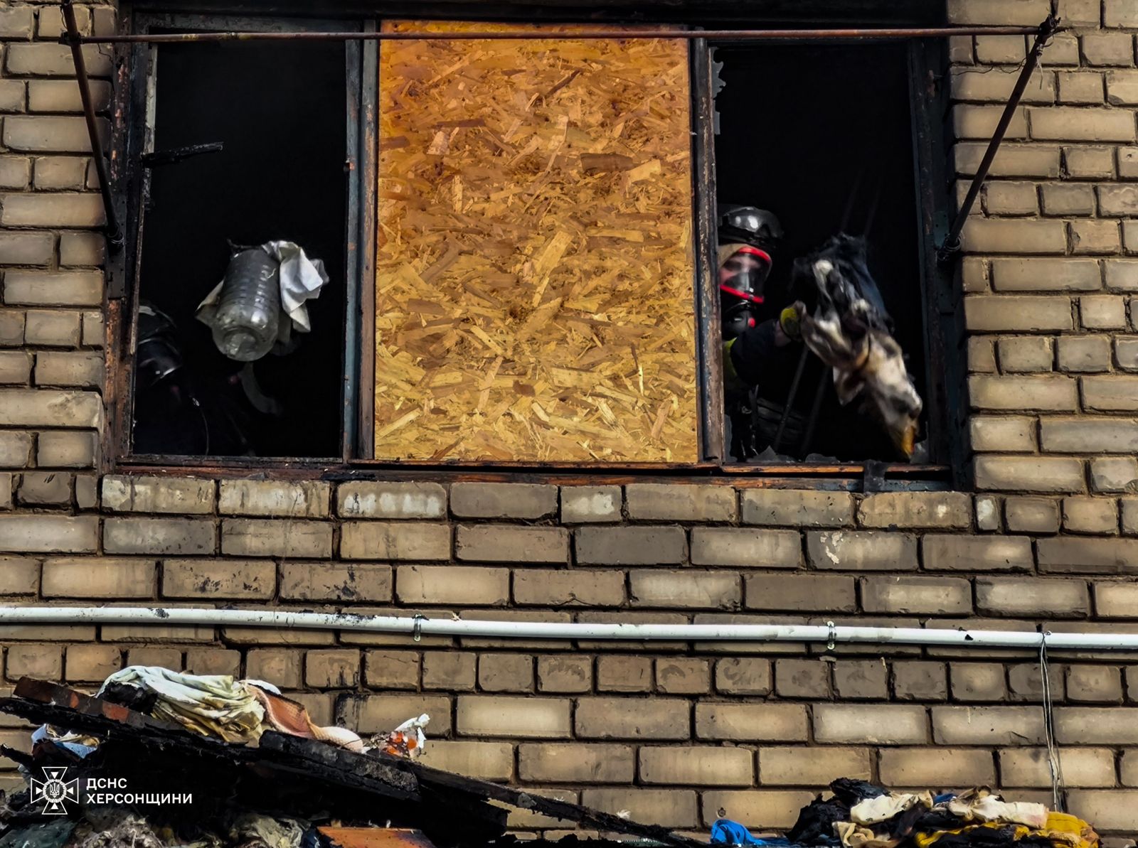 У Херсоні виникло загоряння в багатоповерхівці – пожежники врятували двох людей (фото)