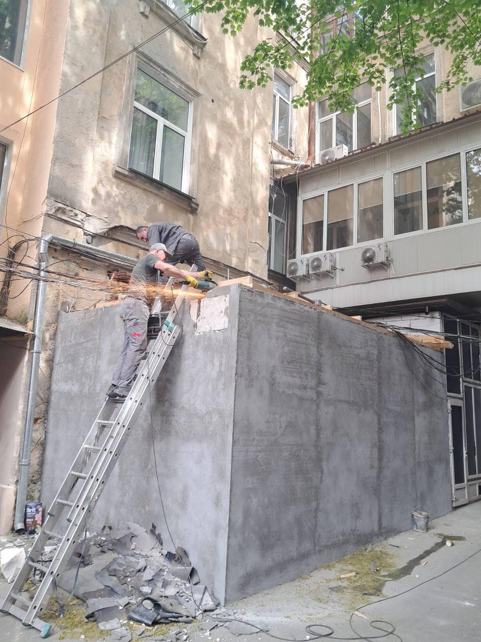 В Одесі підприємець захопив тротуар та мало не знівечив пам’ятку архітектури – добудовував кухню до свого кафе