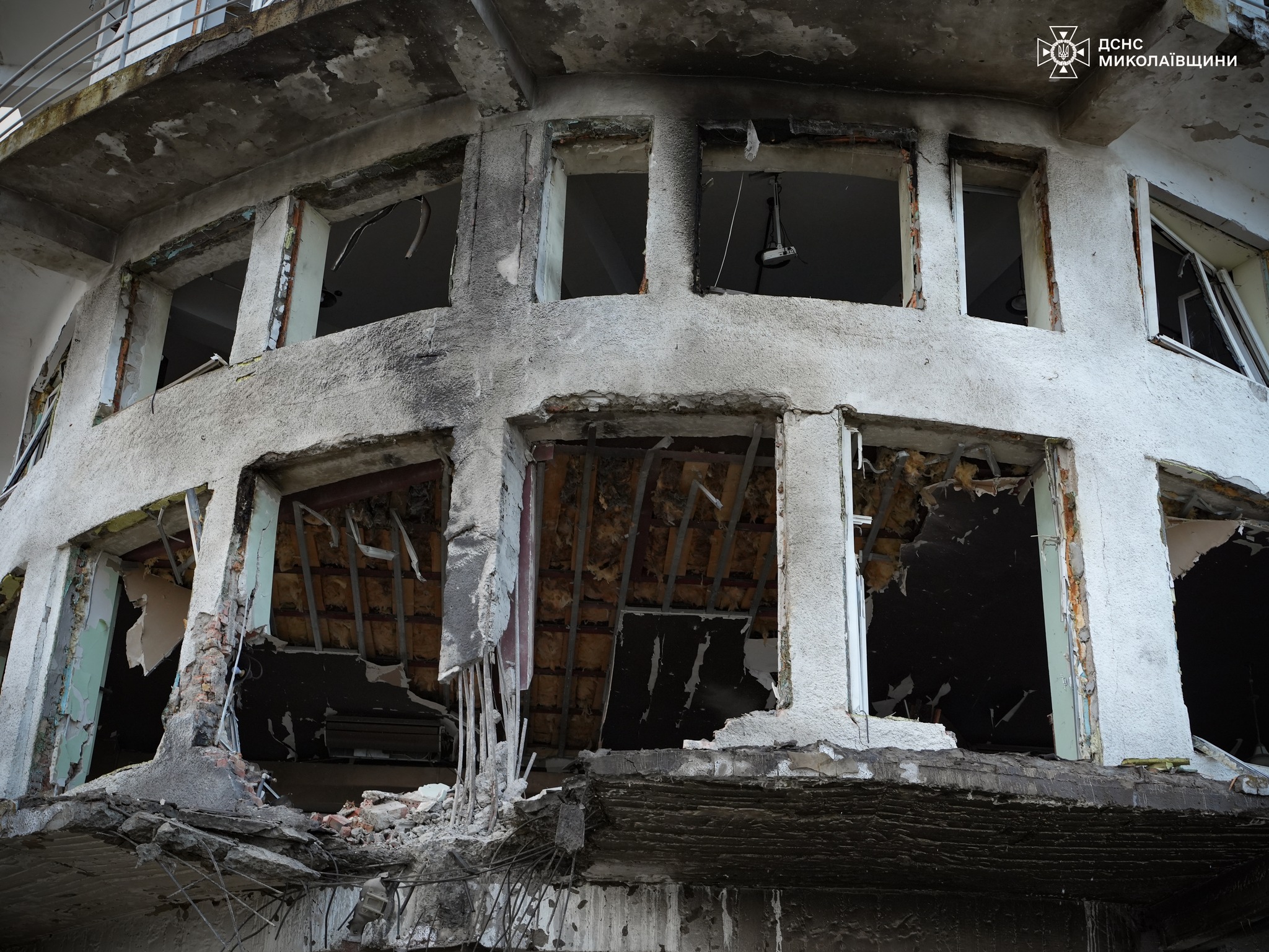 Зранку окупанти атакували Миколаїв «шахедами»: один готель майже згорів, в іншому – повибивало вікна (фото, відео)