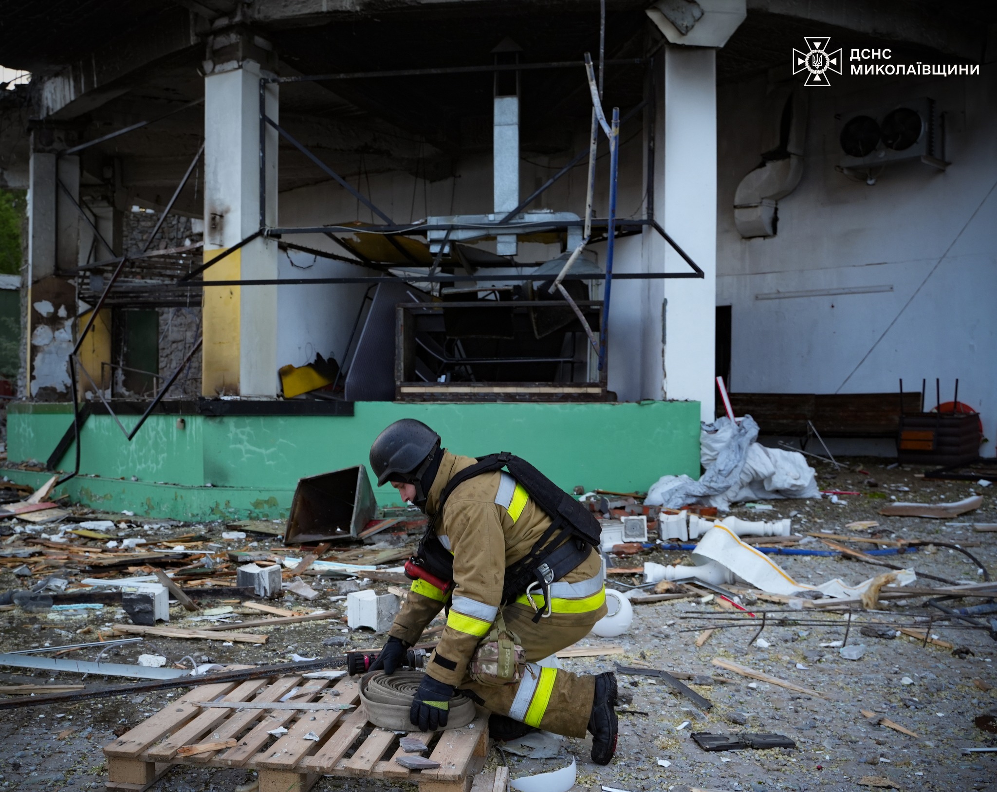 Зранку окупанти атакували Миколаїв «шахедами»: один готель майже згорів, в іншому – повибивало вікна (фото, відео)