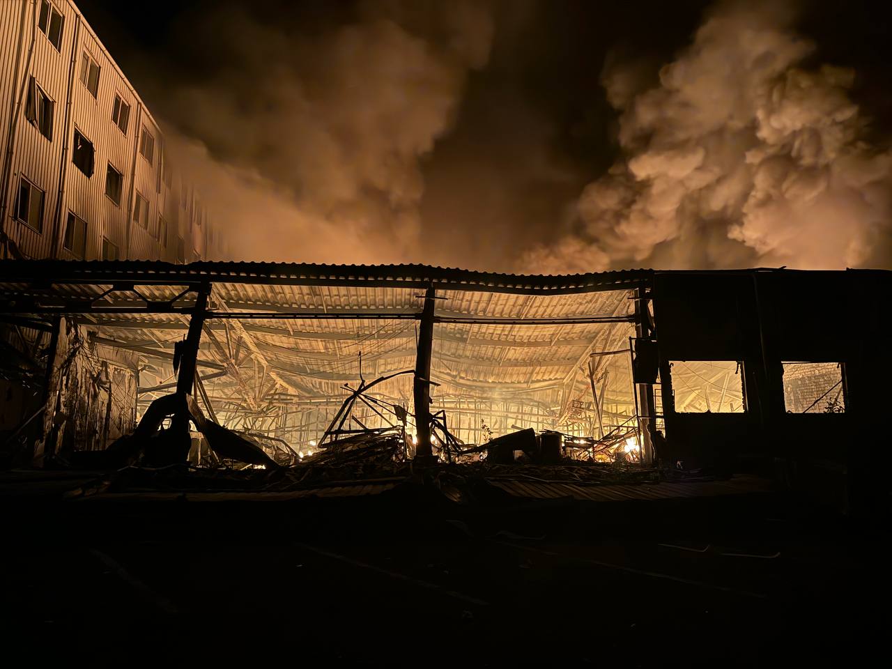 В Одесі фіксують наслідки нічної ракетної атаки: 14 постраждалих і згорілий сортувальний склад «Нової пошти» (фото)