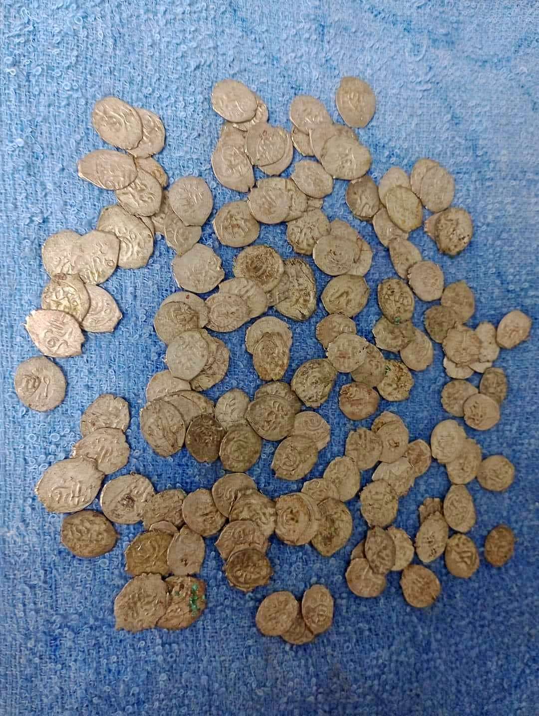 На Одещині історик-військовий ЗСУ в останній день відпустки знайшов скарб – срібні монети часів Кримського ханства (фото)