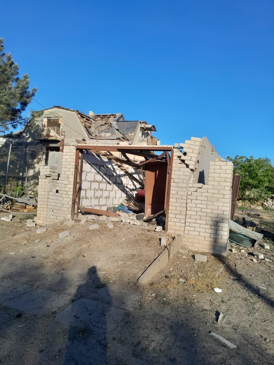 Поранено жінку та пошкоджено десять будинків: наслідки ранкового удару росіян по Білозерці (фото)