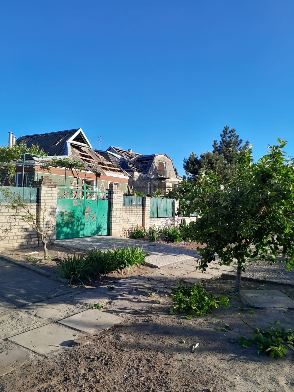 Поранено жінку та пошкоджено десять будинків: наслідки ранкового удару росіян по Білозерці (фото)