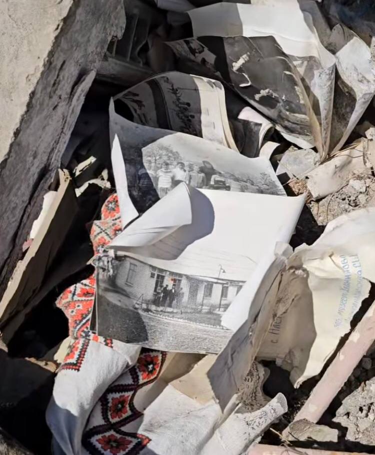 Дива існують: на Херсонщині з-під завалів зруйнованого шкільного музею вдалося врятувати частину фотоархіву