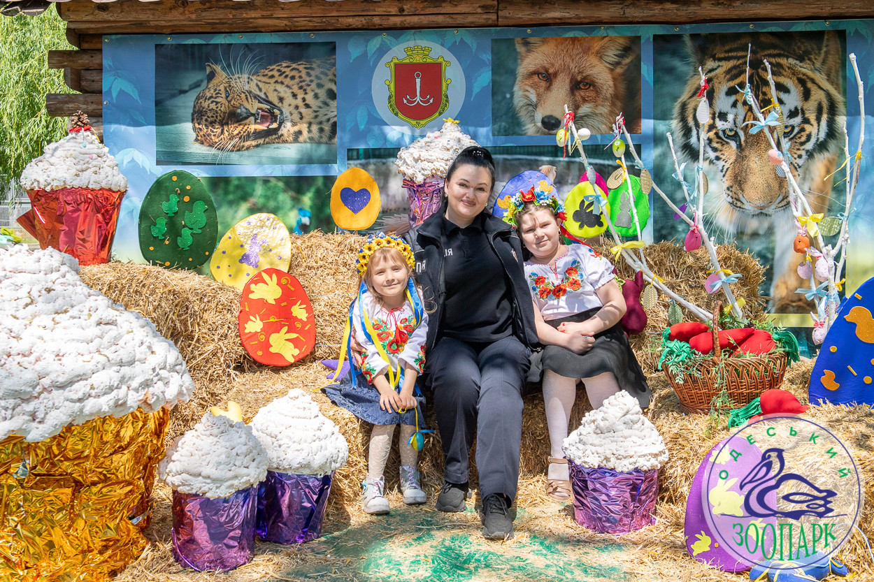 Малеча з аніматорами вимушені були спуститись в укриття: в Одеському зоопарку провели тематичне свято для дітей (фото)