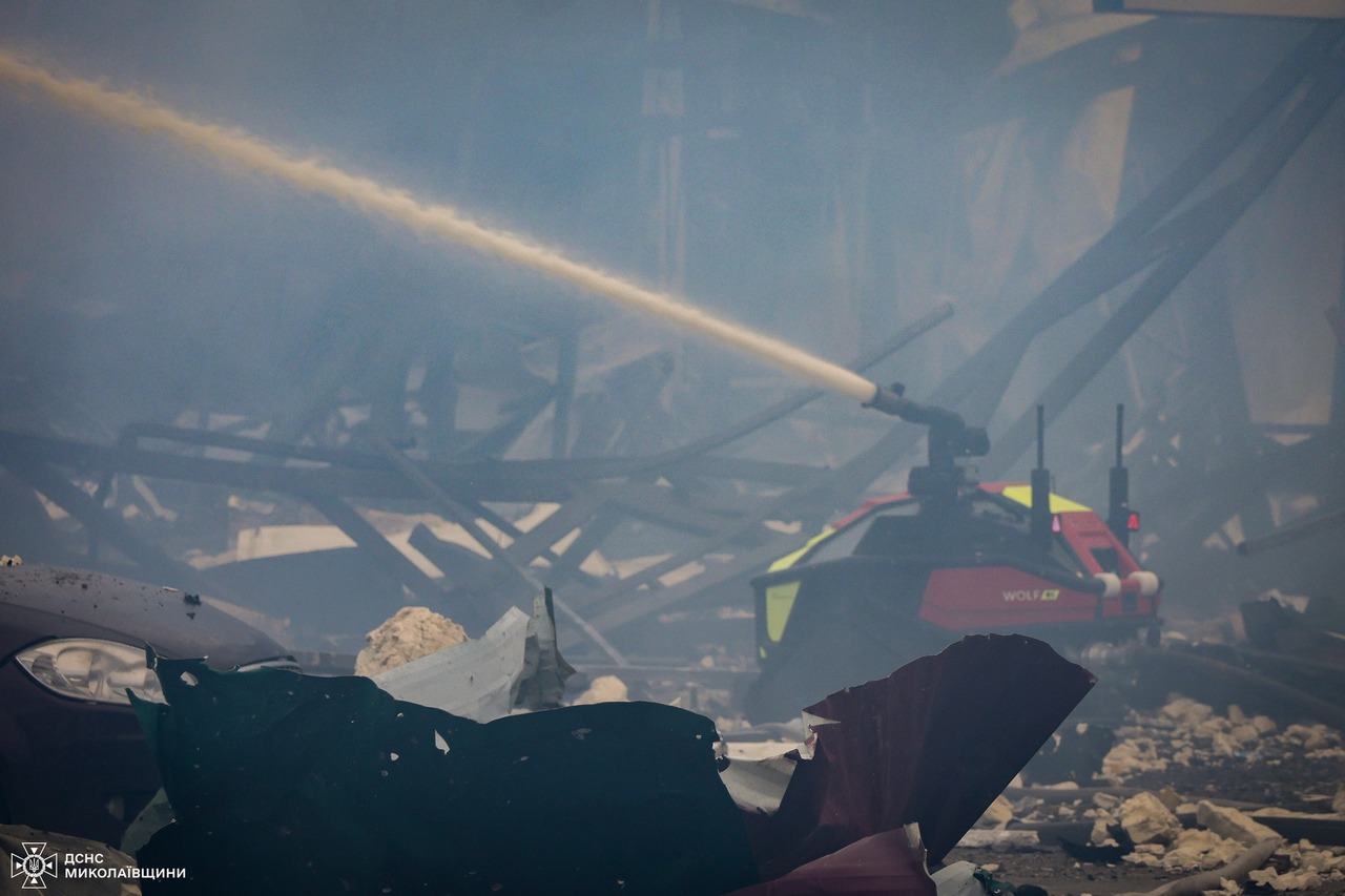 Наслідки ракетного удару по Миколаєву: 6 постраждалих та масштабна пожежа (фото, відео)