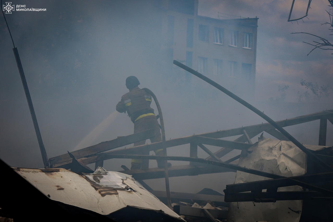Наслідки ракетного удару по Миколаєву: 6 постраждалих та масштабна пожежа (фото, відео)