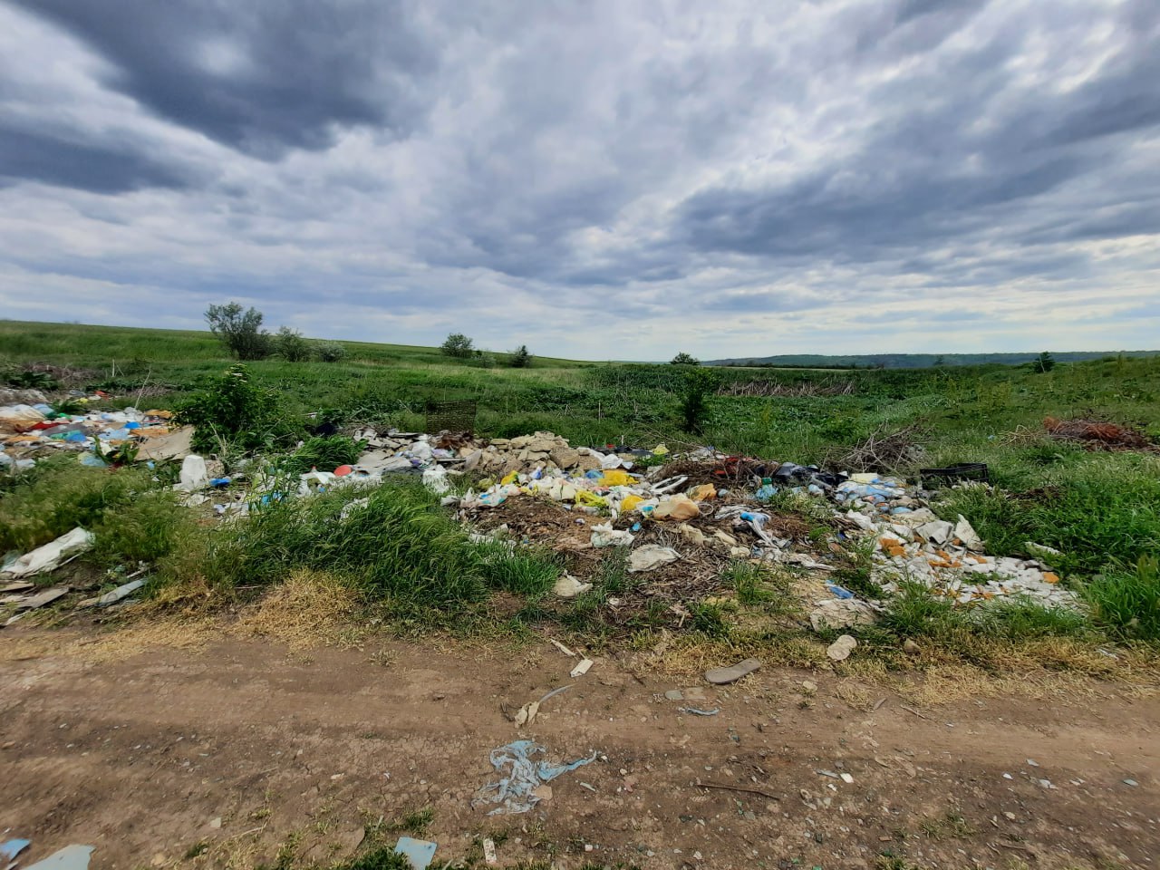 На узбережжі одного з лиманів Одещини екологи виявили стихійне сміттєзвалище