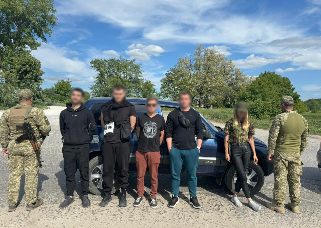 Прикордонники Одещини зупинили три автівки, якими перевозили військовозобов’язаних до кордону