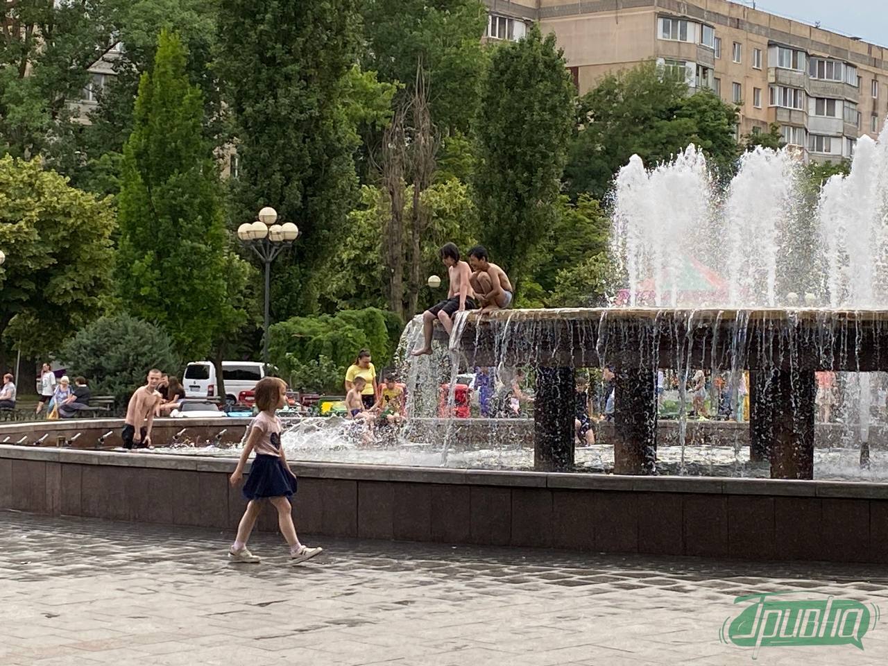 Літні розваги в одеських фонтанах: дитячі ігри межують з небезпекою